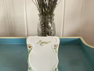 Menuskilt i porcelæn
