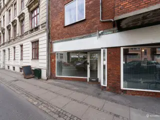 SÆLGES: Indbydende og moderne erhvervsejerlejlighed med mulighed for ubemandet showroom