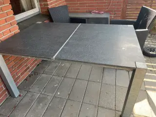 Havebord i galvaniseret stål og granit