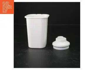 hvid fra IKEA (str. 11 x 8 cm. og. 10 cm)