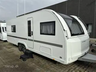 2026 - Adria Adora 663 UT Alde   ALDE centralvarme, elektrisk gulvvarme, frontkøkken, rundsiddegruppe, SmartBox gaskasse opbevaring, stort køleskab, enkeltsenge