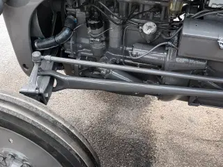 Grå Ferguson traktor 