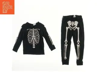 Pyjamas med skeletprint fra H&M (str. 98)