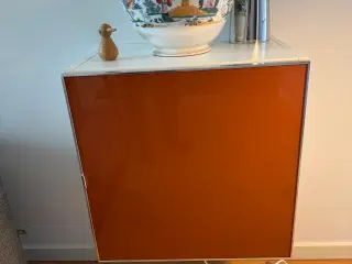 Reol, væghængt med farvet glas front 