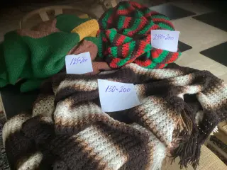 1 Strikket  tæppe  plus 2 hæklede tæpper