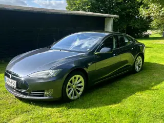 Tesla med 2 års garanti på batteri+fri charge