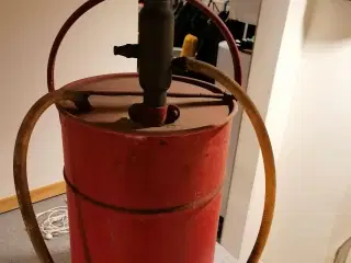 Rigtig Gammel Brandspand med Messing Pumpe. 