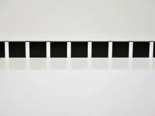 Knax knagerække i sort med 8 alu knage