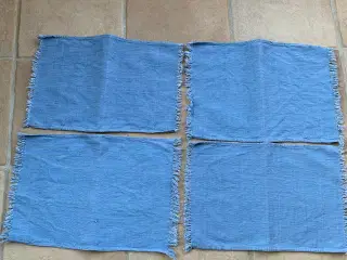 4 stk. dækkeservietter i lys blå farve