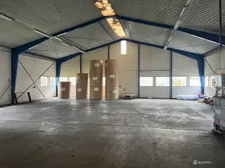 Lager og produktionsejendom udlejes