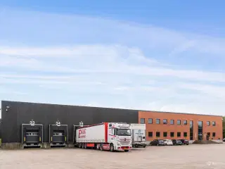 Højloftet lagerejendom beliggende i industri-og logistikklyngen i Kolding kun 5 minutter fra E45 og E20