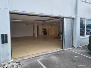 Stort produktionslokale til leje med gode faciliteter.