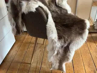 Smukt og naturligt rensdyrskind – 110 x 110 cm