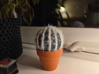 Hæklet kaktus i lerpotte