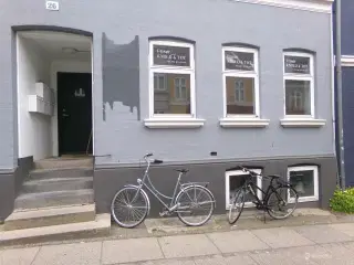 Kontor velegnet som f.eks klinik/frisør til leje i Ø-gaderne