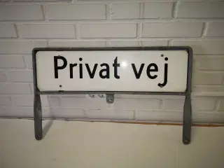 Solidt skilt i galvaniseret ramme.   