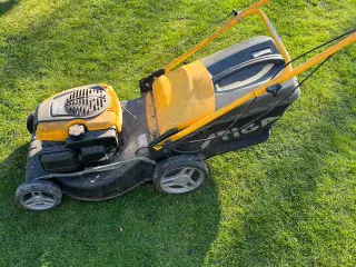 Stiga selvkørende klipper med opsamler