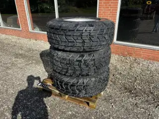 - - - 425/65-R22.5