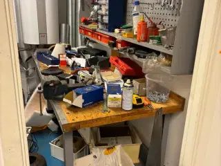 Filebænk med skruestik, værktøjstavle, div. værktøj og varelager m.m.
