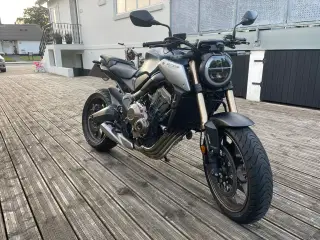 Flot mørkeblå Honda CB650R årgang 2020