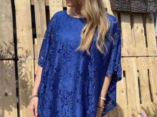 Tunikakjole med blondelag