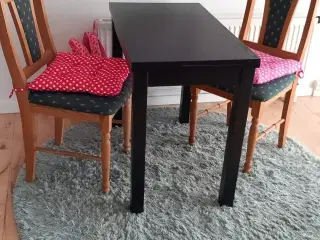 Spisebord med to stole