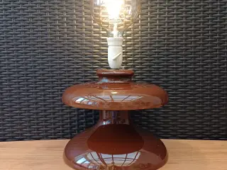 Retro brun porcelæns bordlampe. Gammel isolator