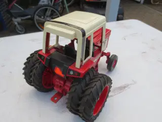 1 stk Modeltraktor International 1586 med Tvilling