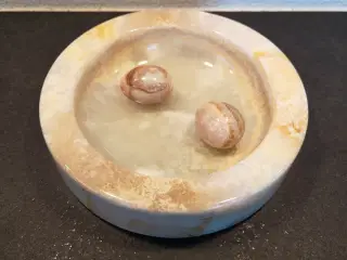 Marmorskål med marmoræg