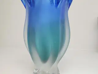 Smuk blå/grøn vase i meget kraftigt glas.