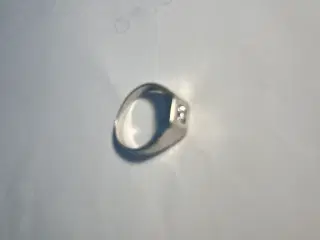 Flot herrering i 585 hvidguld med diamant 