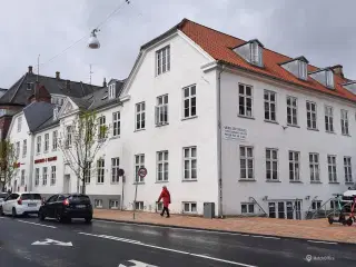 Stort 8-værelses lejlighed / bolig / kontor