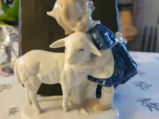 Porcelænsfigurer af  pige der krammer lam