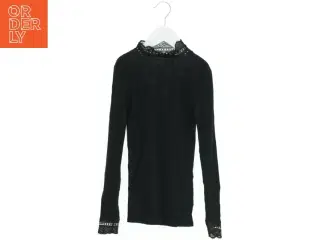 Sort bluse med blonder fra Name It (str. 134)