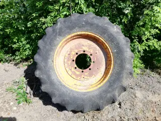 Fælg med dæk