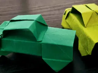 Origami bil ud af papir