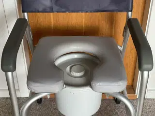Toiletstol med tilbehør
