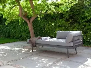 Loungesofa med hynde og puder i farven grå