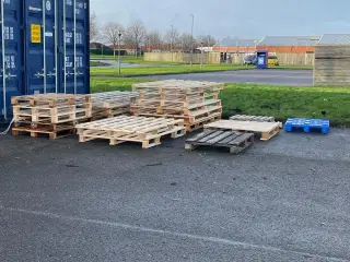 Engangspaller og diverse træ til afhentning