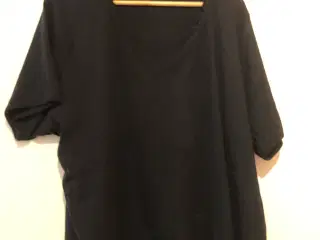 Bluse med perlekant i halsudskæringen