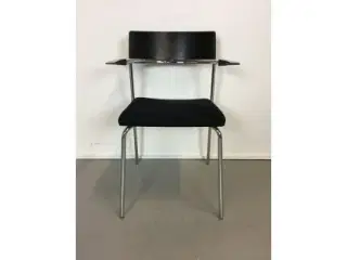 Radius cirkum konference- og mødestol i sort polster sæde og sort armlæn/ryg, fra randers