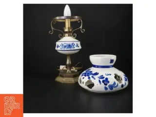 Antik bordlampe med porcelænsskærm (str. 41 cm)