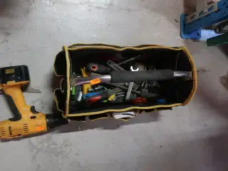 Værktøjstaske med div. Værktøj samt akku bore/skruemaskine