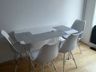 Spisebord med stole 