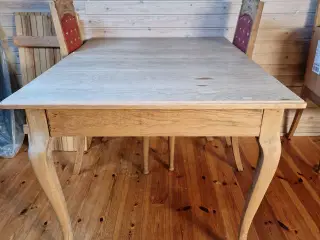 Gammelt afsyret egetræsbord