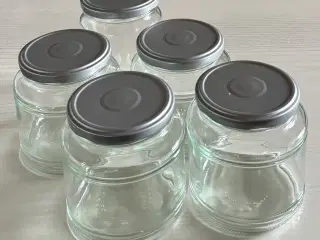 Glas med alufarvet skruelåg