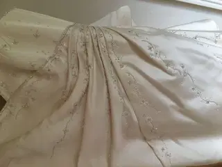 Elfenbenfarvet brudekjole med lang slæb