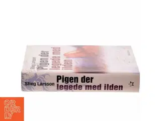 Pigen Der Legede Med Ilden af Larsson, Stieg (Bog)