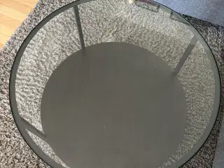 Rundt sofabord i glas og sort metal – Perfekt stan