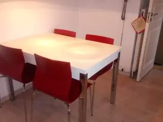 Køkkenbord i hvid melamin & 4 skalstole